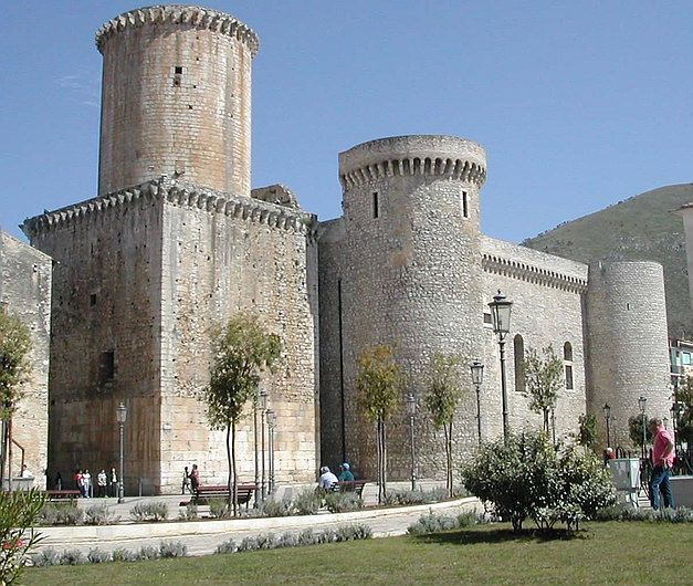 Il Castello di Fondi -Emanuele- CC BY-SA 3.0